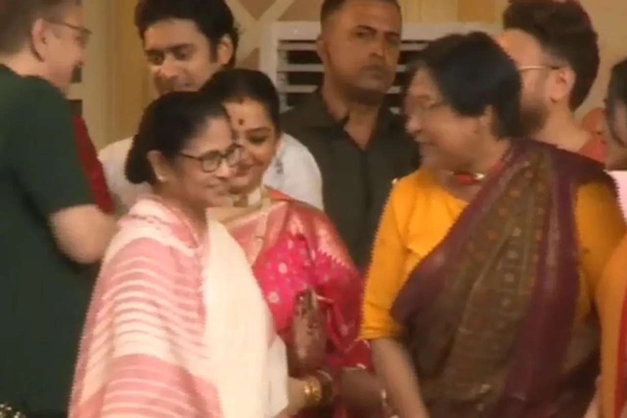 রেড রোডে দুর্গাপুজো কার্নিভালে হাজির হলেন মুখ্যমন্ত্রী, দেখুন