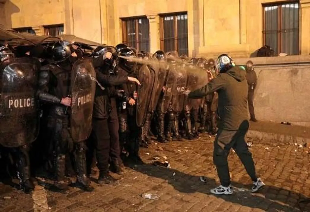 নতুন আইনের প্রতিবাদে পুলিশের দিকে পাথর ও পেট্রোল বোমা নিক্ষেপ করল জর্জিয়ানরা