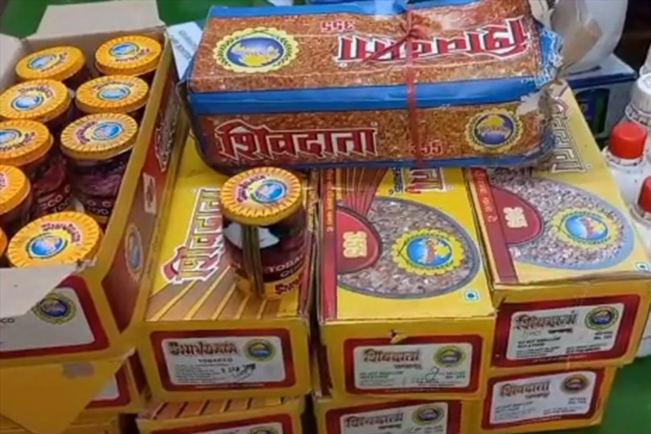 বেআইনি গুটখা বানানোর মেশিন সহ গ্রেফতার ১