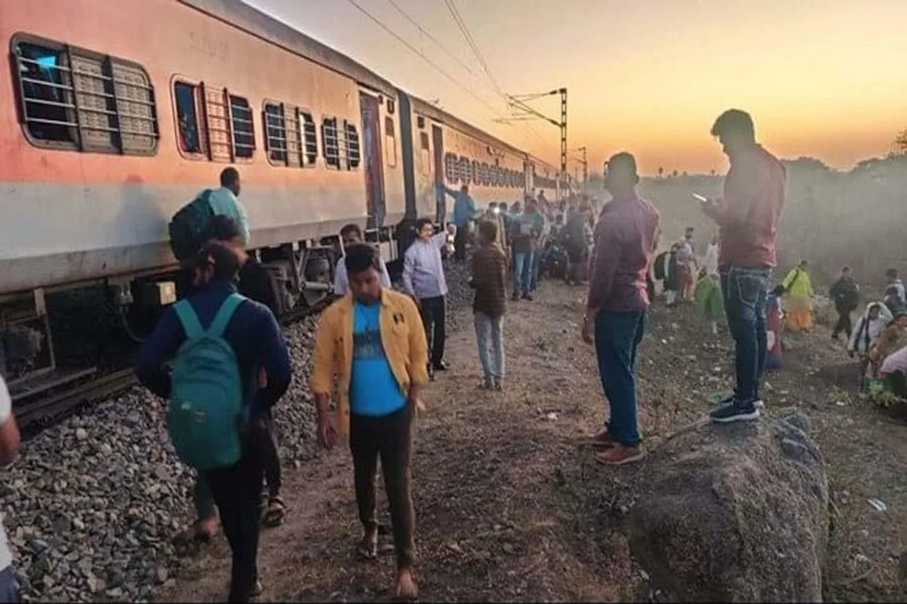 লাইনচ্যুত গোদাবরী এক্সপ্রেসের ৬টি বগি