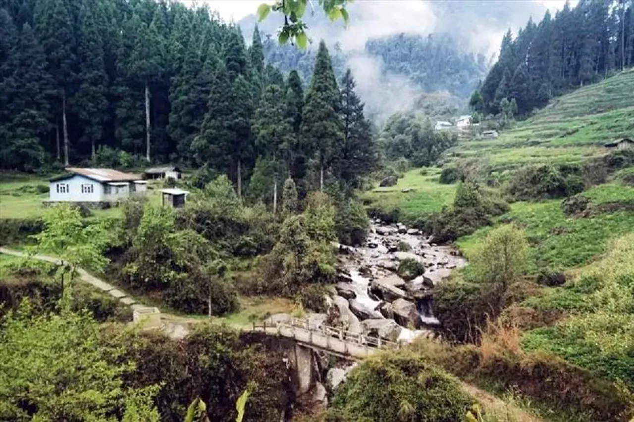 বৃষ্টি আসছে, সাবধান হন