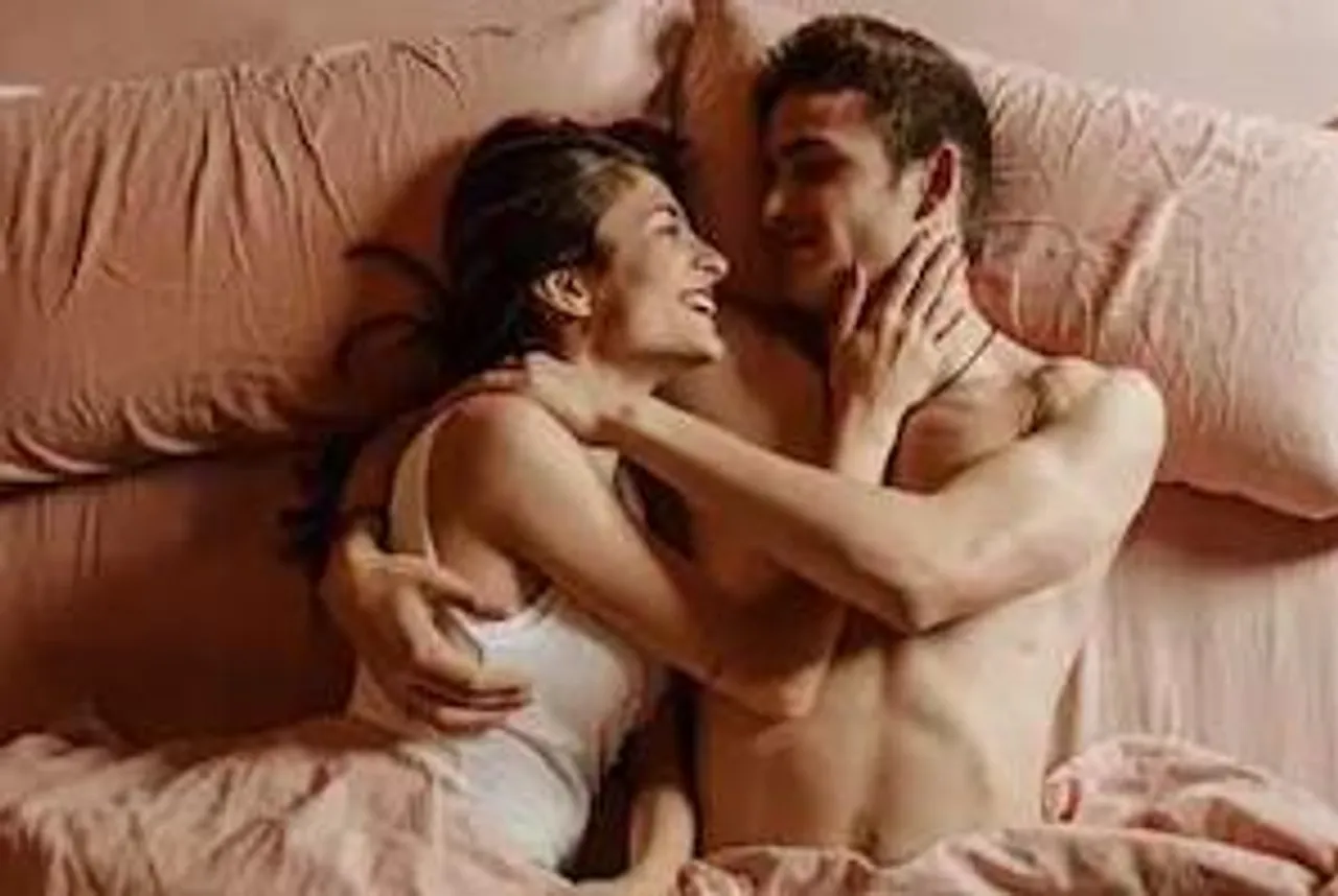 সাবধান! চুমুতেই লুকিয়ে বিপদ