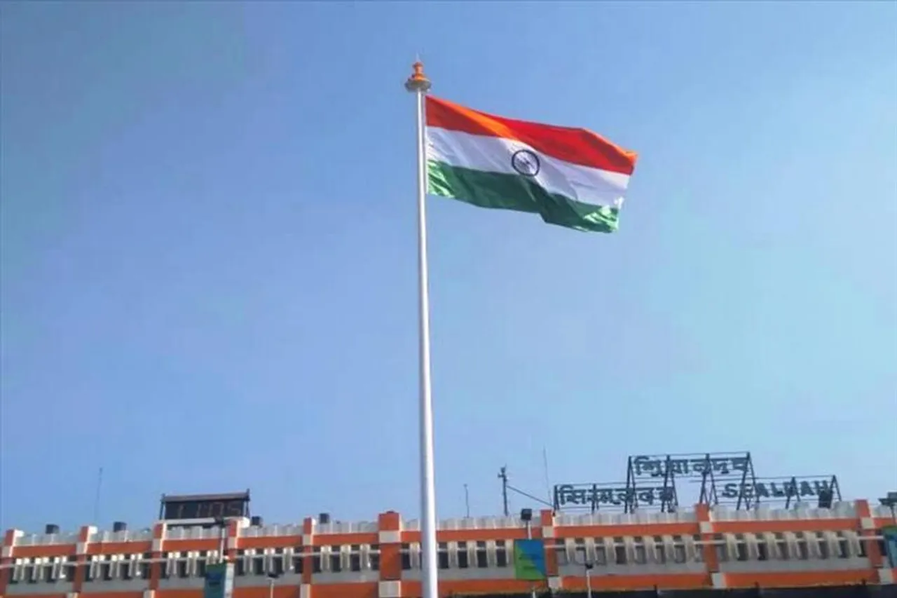 শিয়ালদা স্টেশনে উড়ছে ছেঁড়া পতাকা!