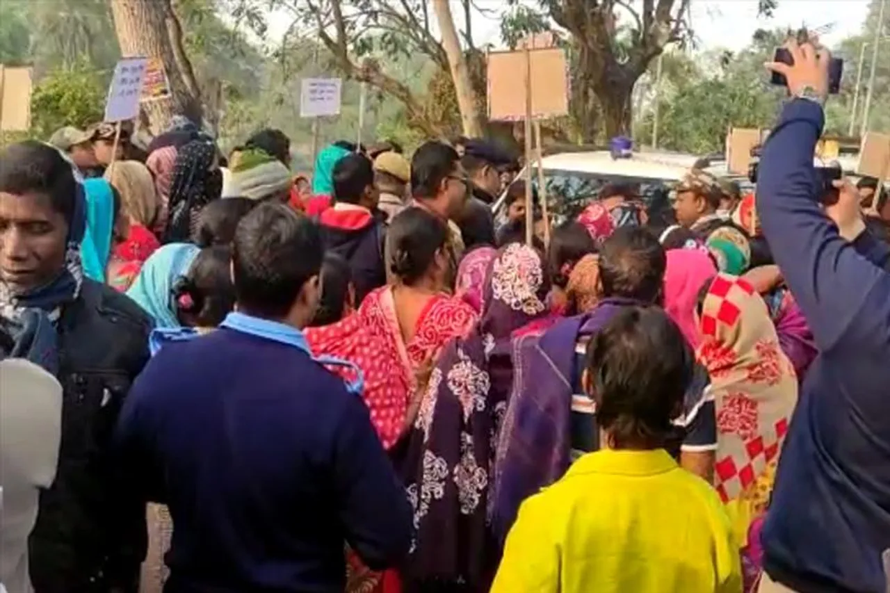 গ্রামবাসীদের বিক্ষোভের মুখে কেন্দ্রীয় প্রতিনিধি দল