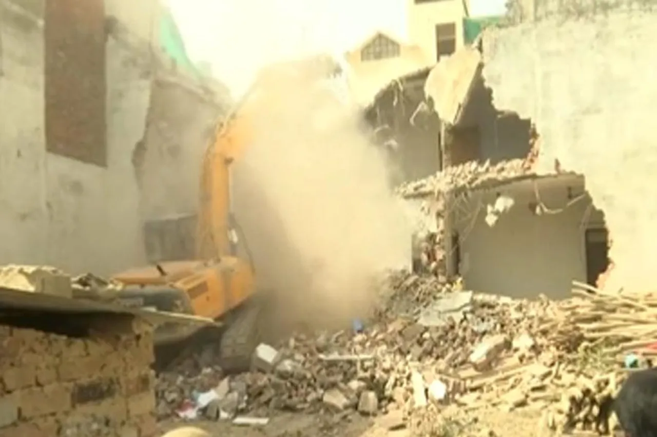 প্রয়াগরাজ হিংসার ঘটনায় অভিযুক্তের বাড়ি ভাঙল প্রশাসন