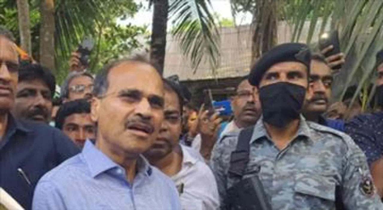 হাঁসখালিতে নির্যাতিতার পরিবারকে আর্থিক সাহায্য অধীরের