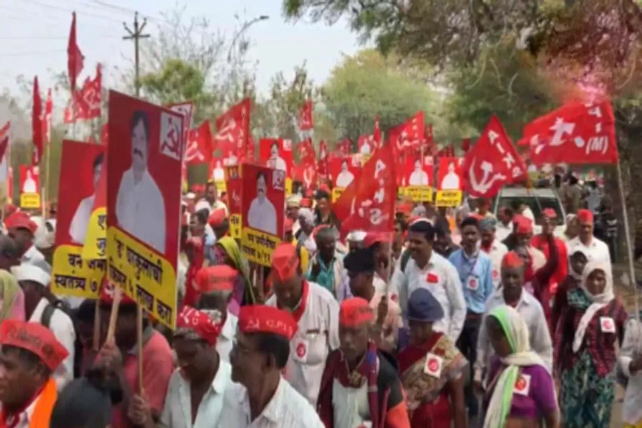 সরকারের দৃষ্টি আকর্ষণ করতে পথে নামলেন হাজার হাজার কৃষক