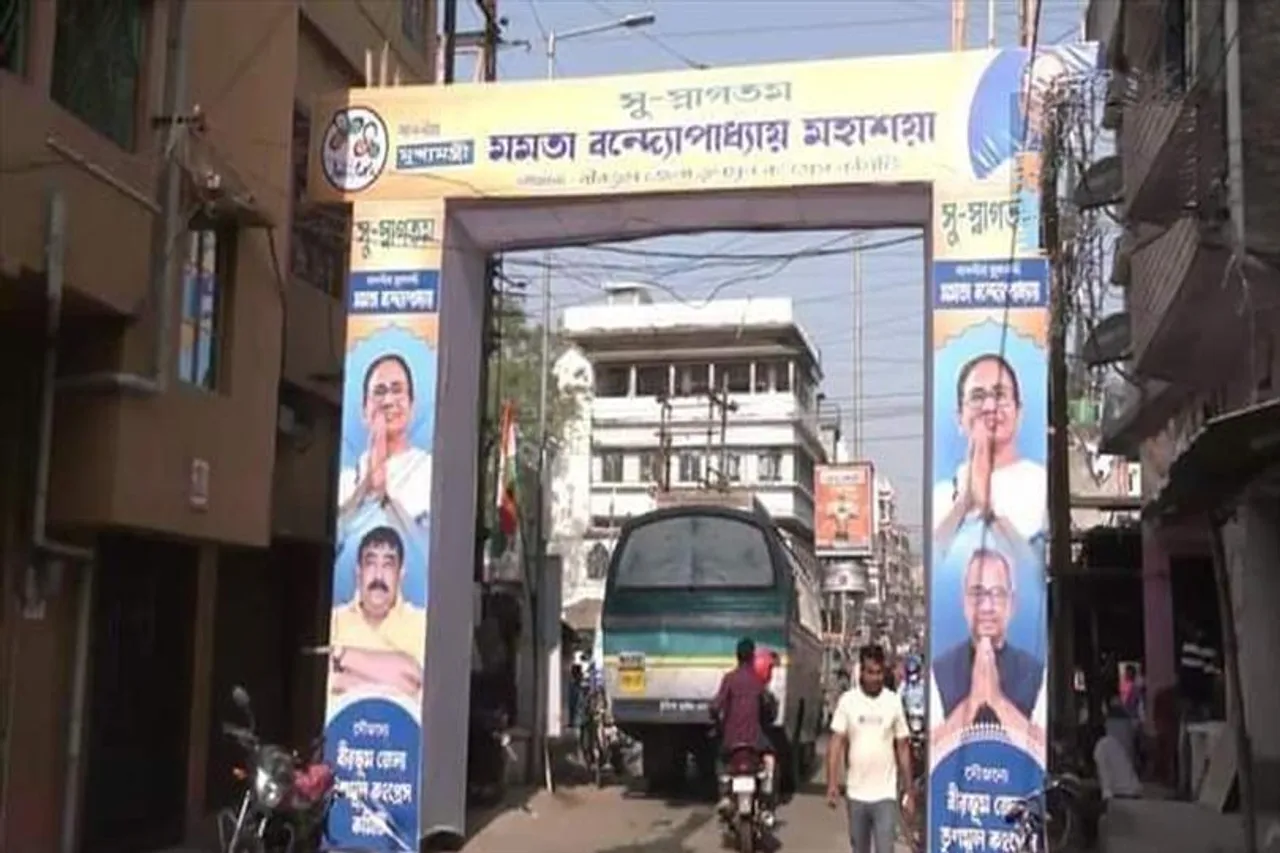'সুস্বাগতম মমতা' পোস্টারে ছয়লাপ রামপুরহাট, শুরু রাজনৈতিক তরজা