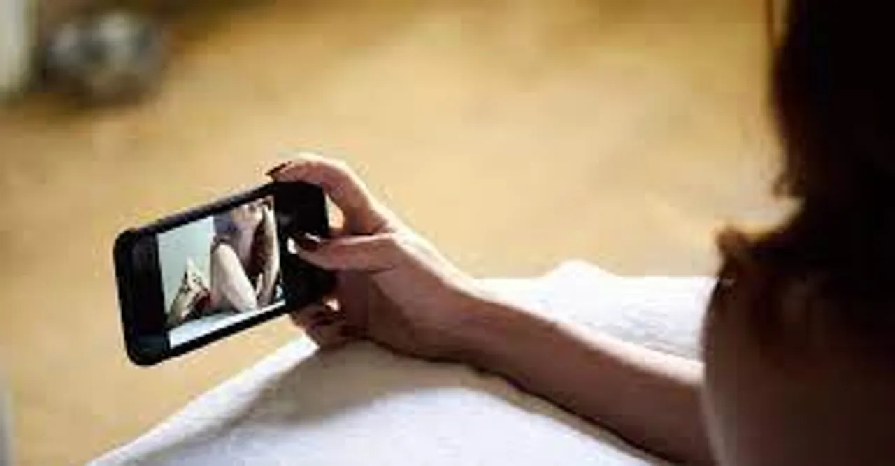 স্মার্টফোনেই ব্যস্ত সে?