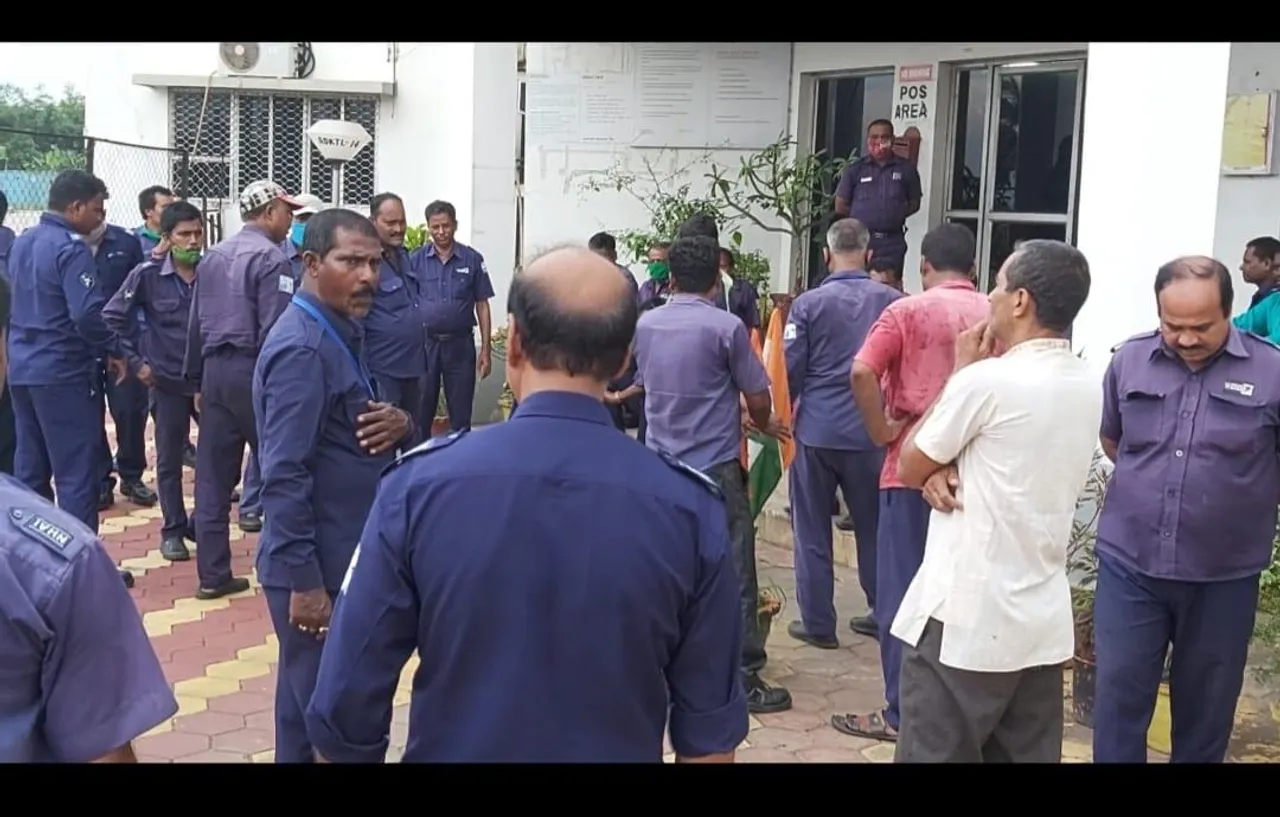 ডেবরায় বিভিন্ন দাবিতে টোল প্লাজায় অবস্থান বিক্ষোভ কর্মচারীদের