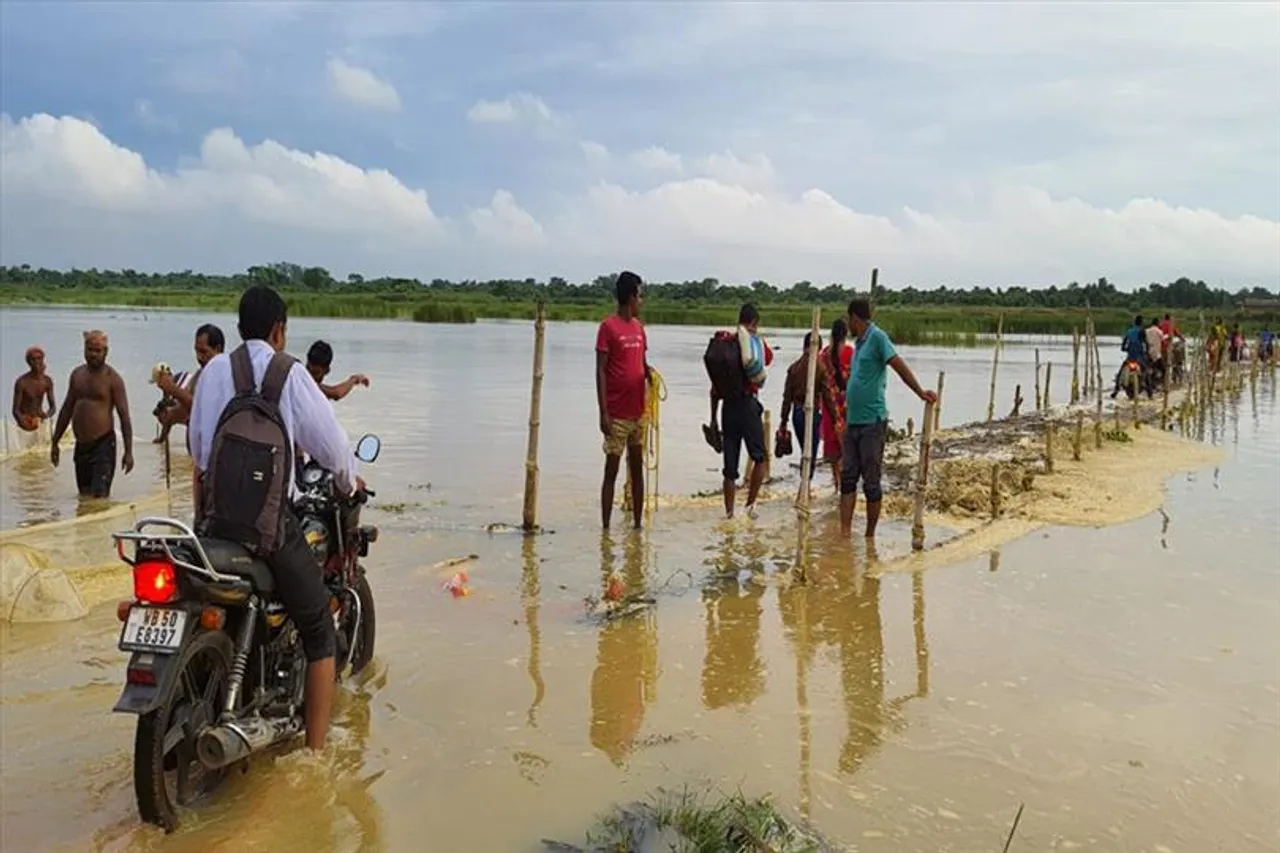 বৃষ্টির জলে ডুবল বাঁশের সাঁকো, ঝুঁকি নিয়ে চলছে যাতায়াত