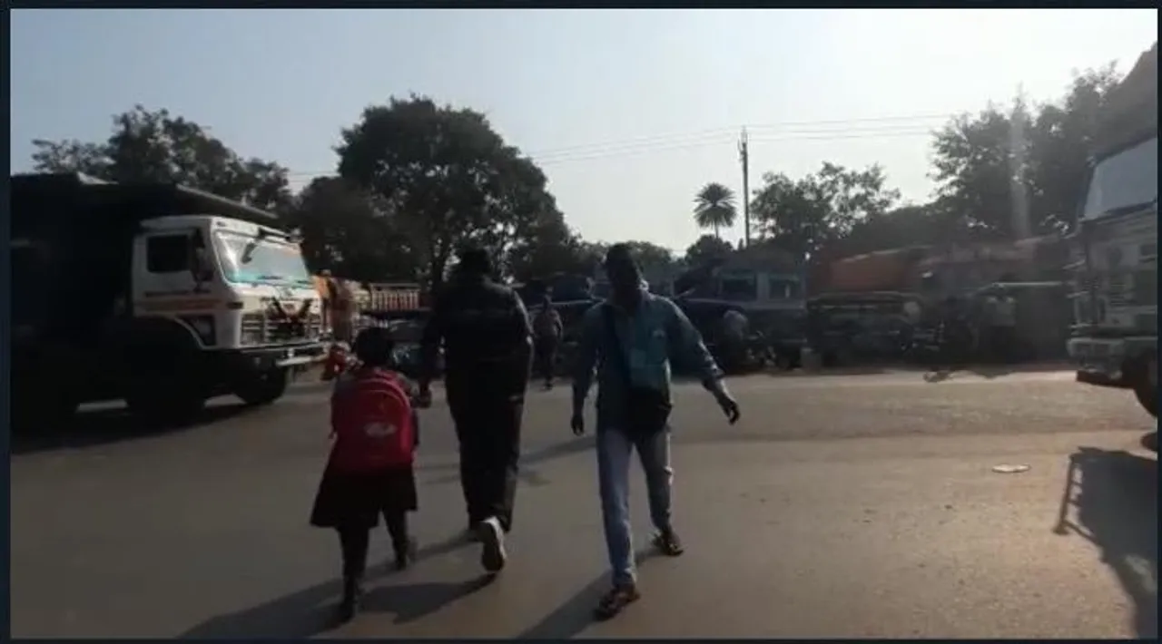 স্কুলে দিতে এসে বিপত্তির মুখে পড়ুয়া ও অভিভাবকরা