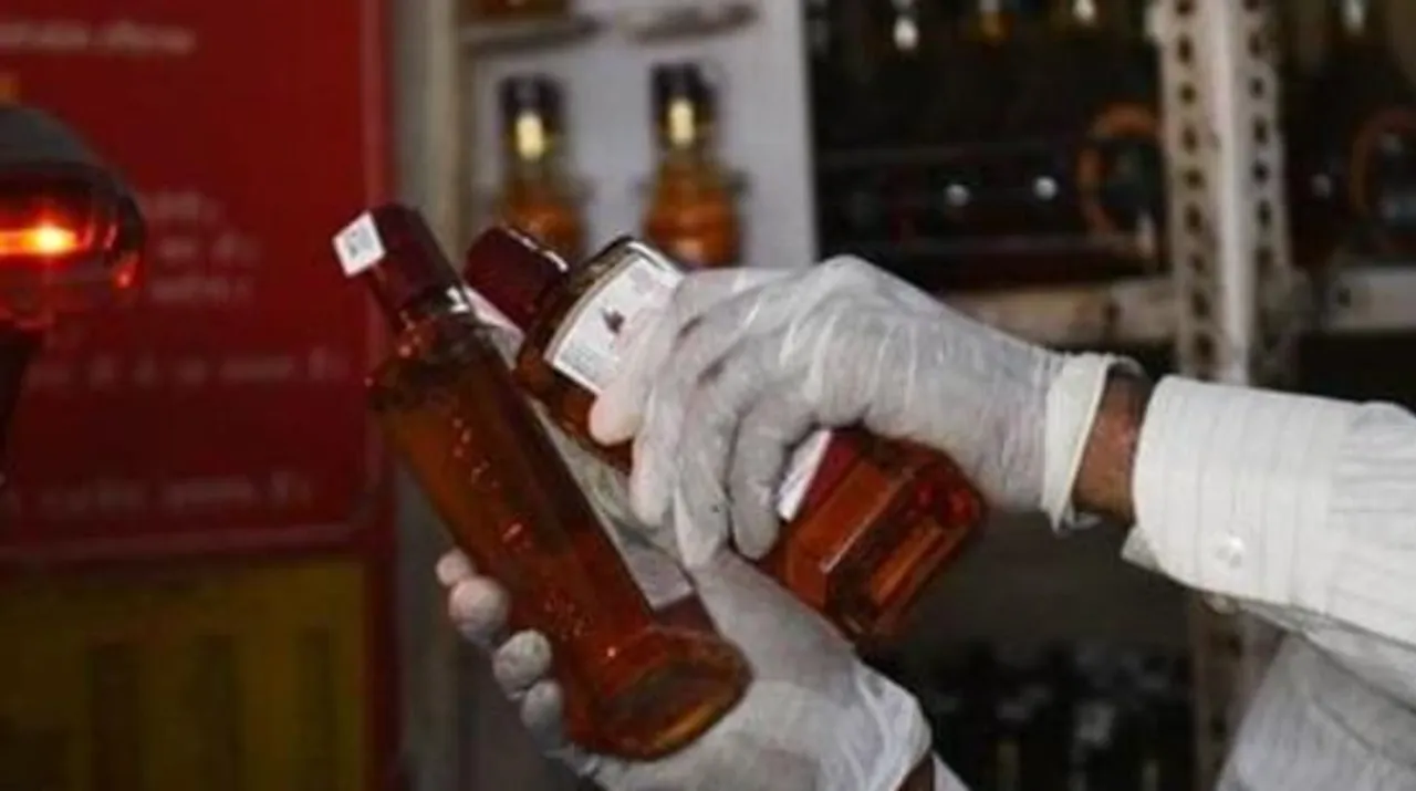 বাংলা থেকে মদ নিয়ে যাওয়ায় পথে পাকড়াও ৩ কিশোর