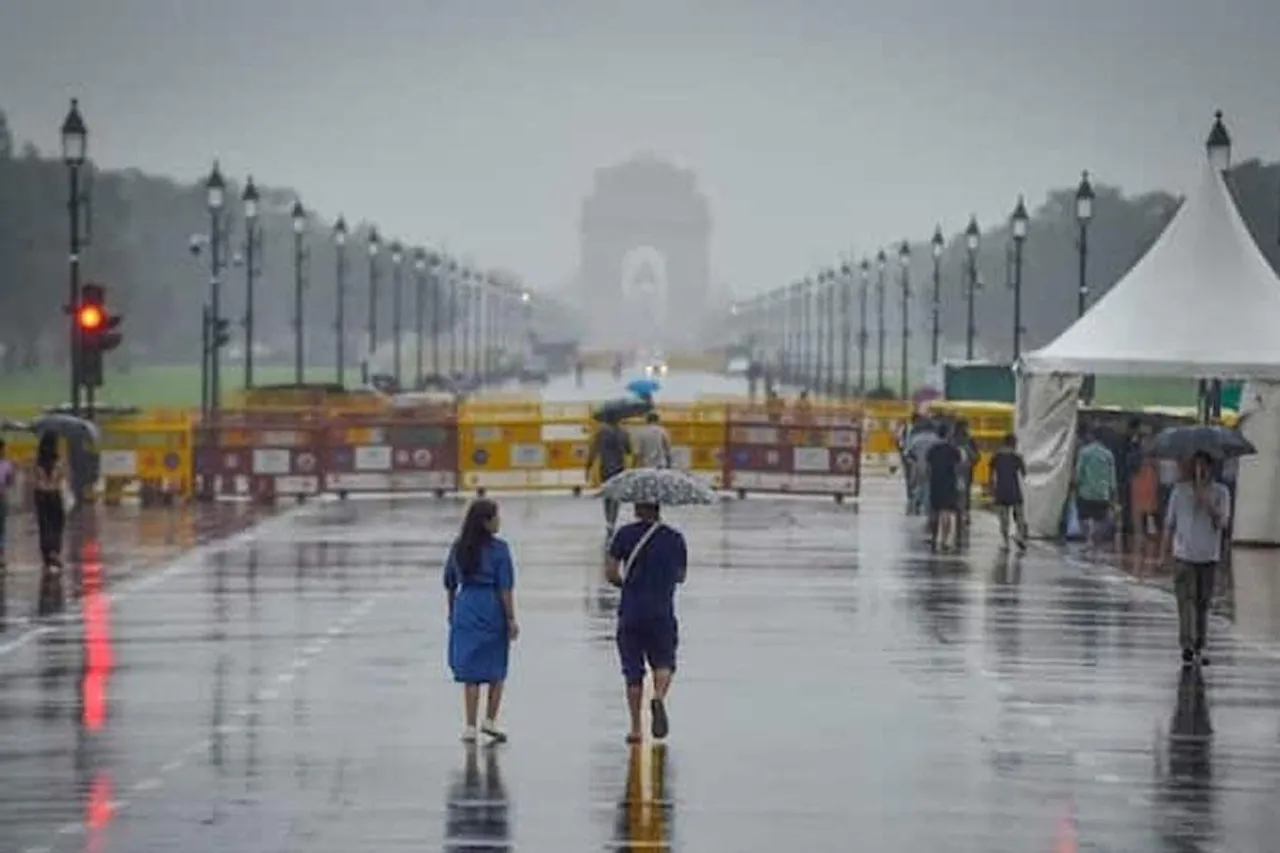 ভারী বৃষ্টির জেরে ব্যাপক কমল তাপমাত্রা