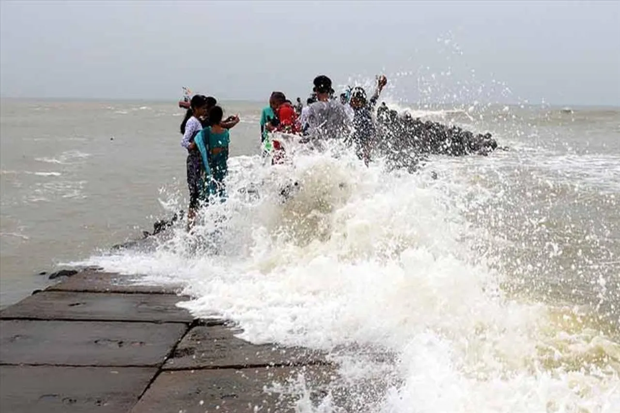 সন্ধের মধ্যে শক্তিশালী হবে নিম্নচাপ