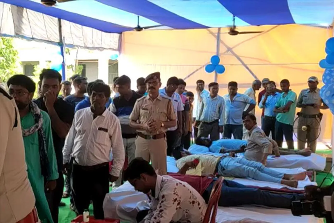 জামুরিয়া থানার চুরুলিয়া ফাঁড়িতে রক্তদান শিবির