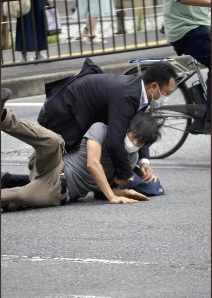 জাপানের প্রাক্তন প্রধানমন্ত্রীকে গুলি চালানোর পরই আততায়ীকে গ্রেপ্তার করেছে পুলিশ