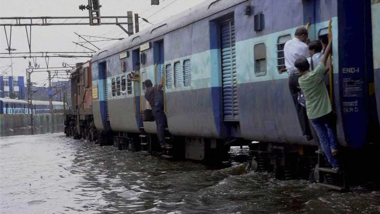 হাওড়া কারশেডে জলের তলায় রেল লাইন, একাধিক ট্রেন বাতিল হওয়ার সম্ভাবনা