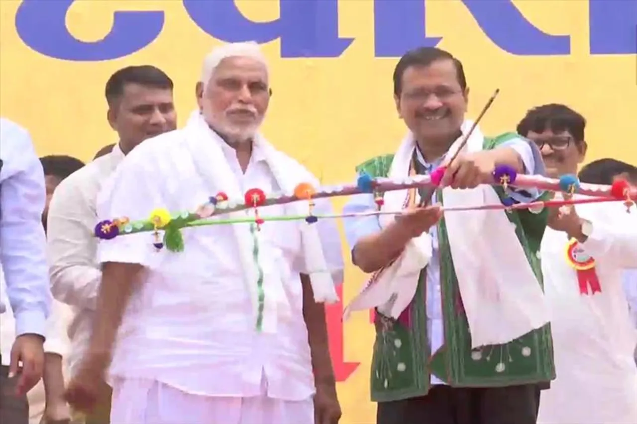 গুজরাটবাসীর মন পেতে মরিয়া কেজরিওয়াল