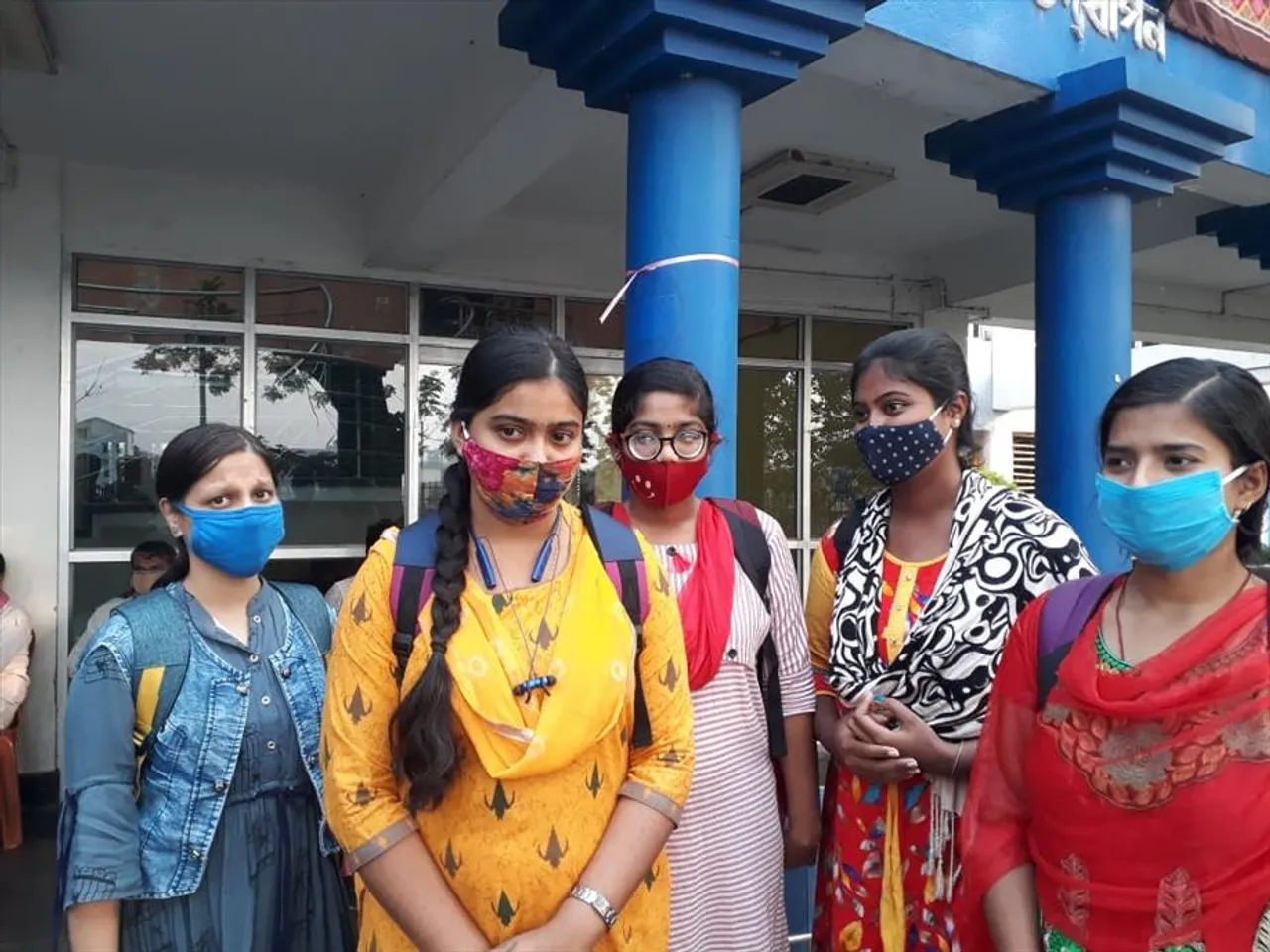 হ্যালো MLA তে ফোন করে সুরাহা কলেজ ছাত্র ছাত্রীদের