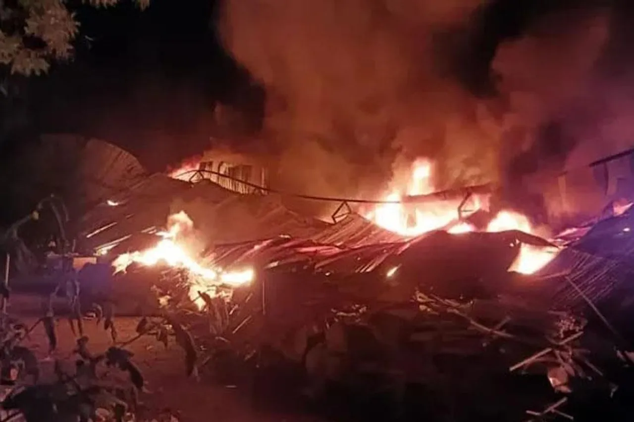 প্লাস্টিকের গুদামে ভয়াবহ আগুন, কালো ধোঁয়ায় ঢাকল এলাকা