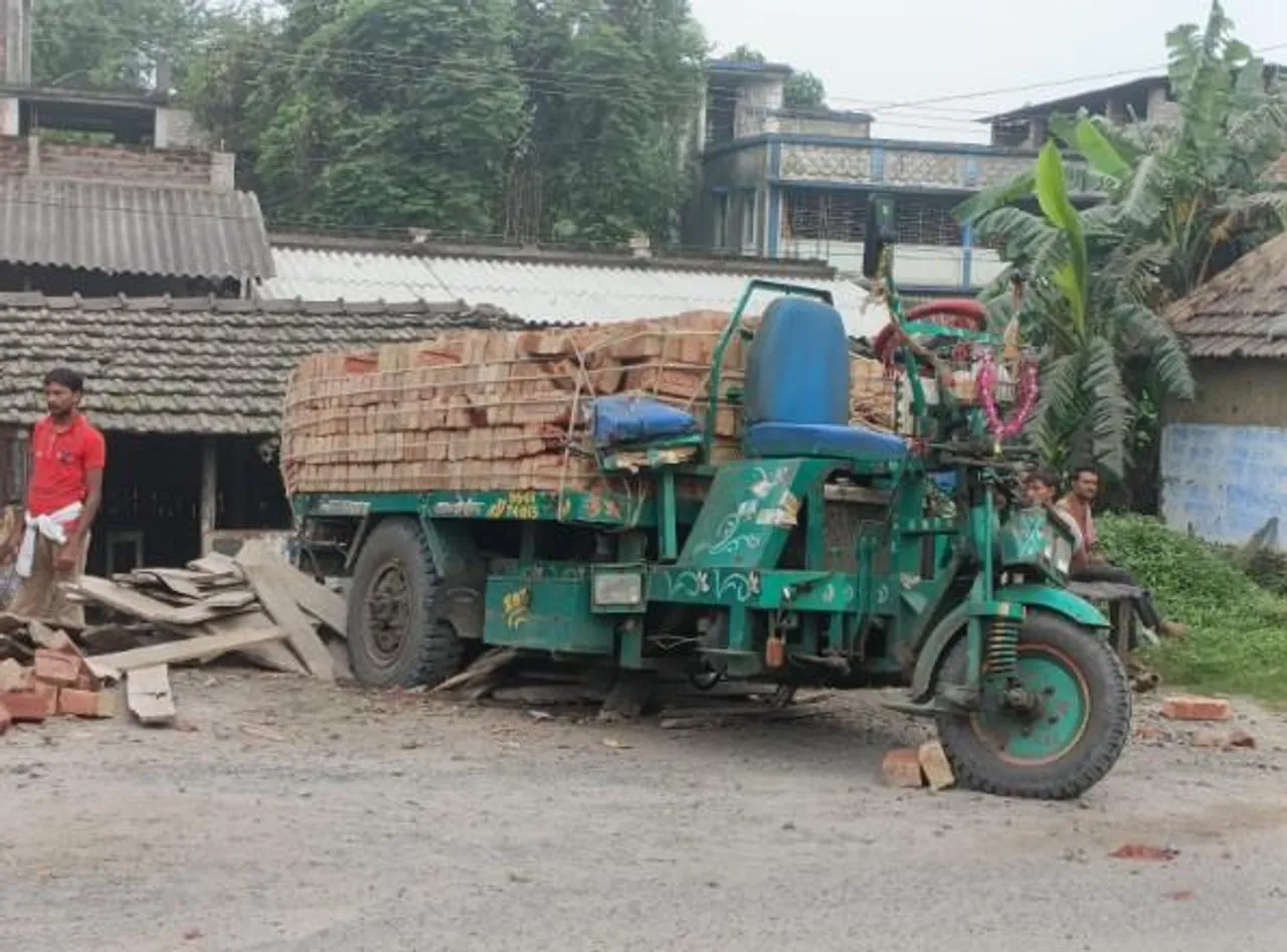 সাতসকালে পথ দুর্ঘটনা ঘাটাল পাঁশকুড়া সড়কে