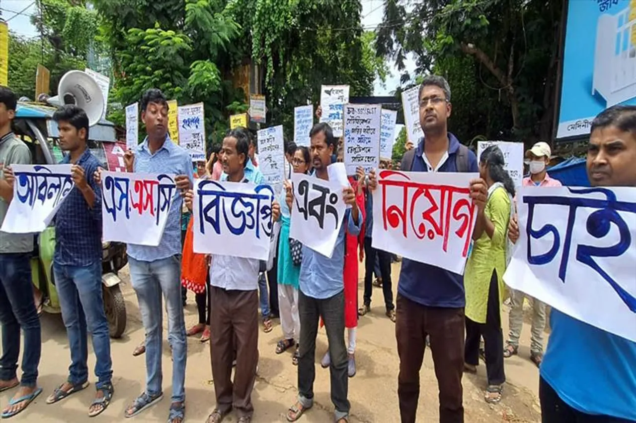 এসএসসি দুর্নীতিতে দোষীদের শাস্তি ও নিয়োগের দাবিতে  বিক্ষোভ