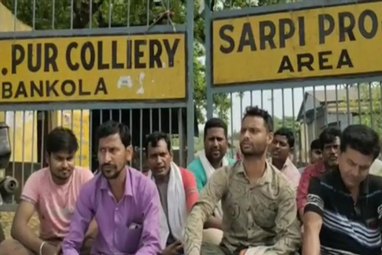 কাজ বন্ধ হওয়ায় ধর্নায় নিরাপত্তাকর্মীরা