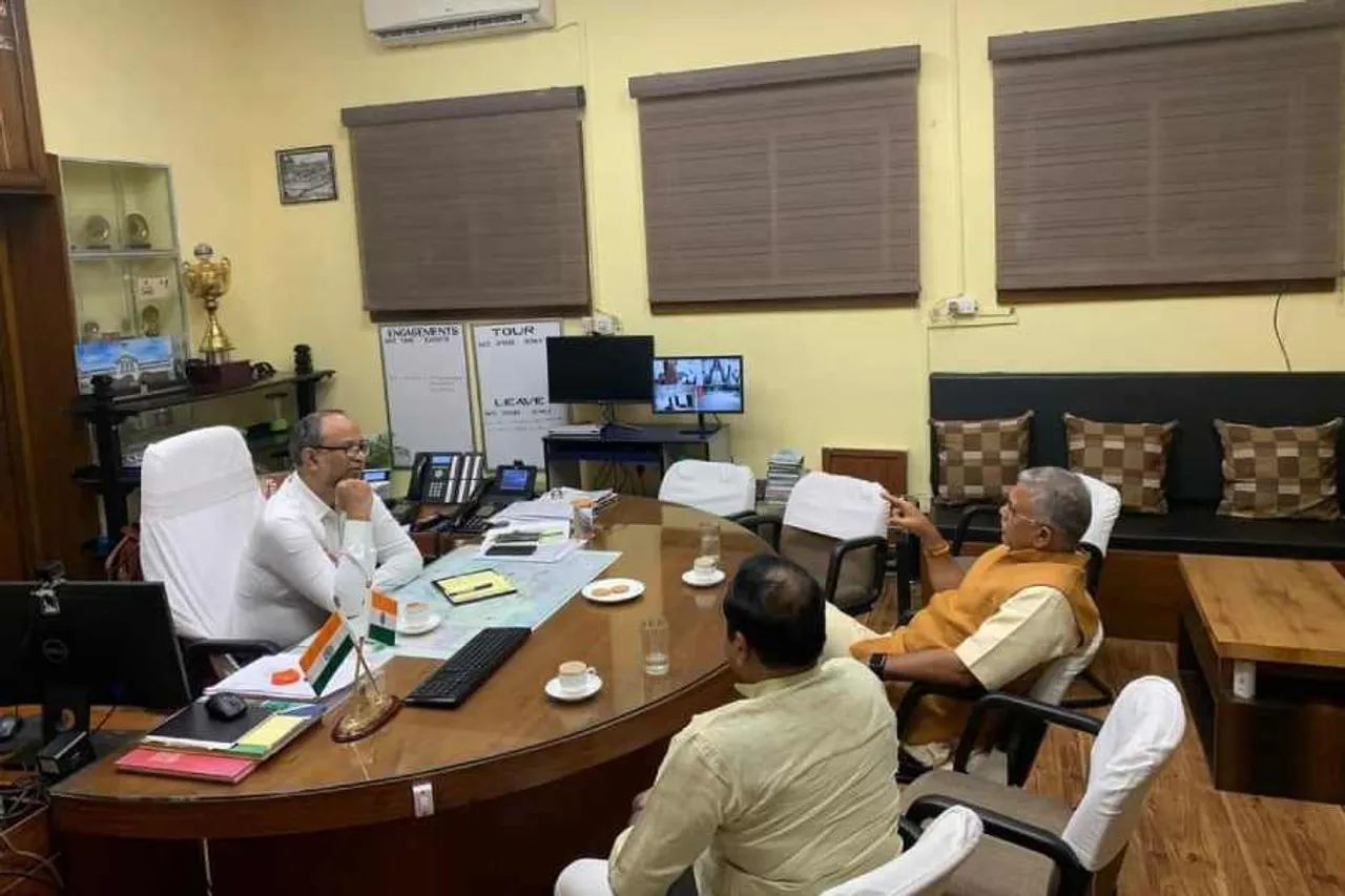 খড়গপুরের ডিআরএম-এর সঙ্গে সাক্ষাৎ করলেন দিলীপ ঘোষ