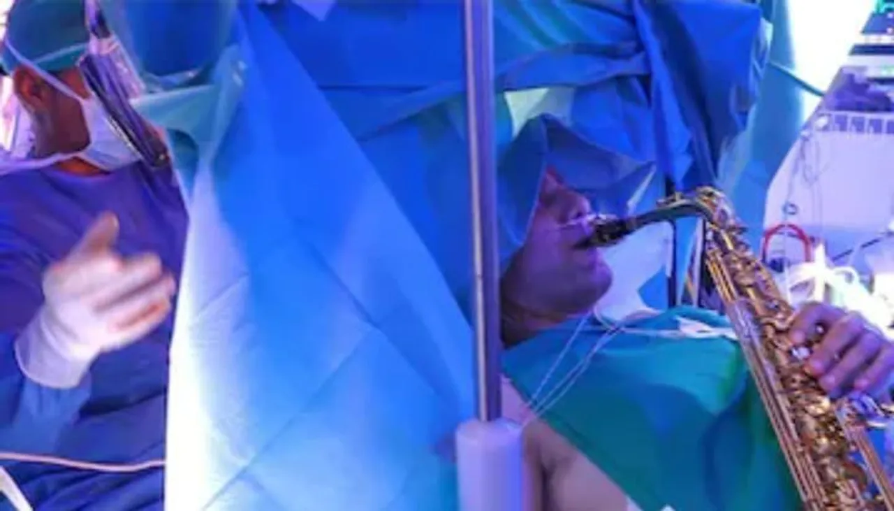 মস্তিষ্কের দীর্ঘ অস্ত্রোপচারের সময় স্যাক্সোফোনে মেতে রইলেন রোগী