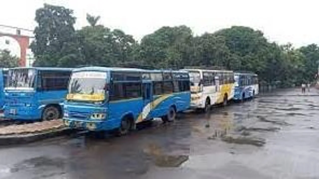 'তেল সঙ্কট', রাস্তায় নামল না শহরের বেশ কিছু রুটের বাস