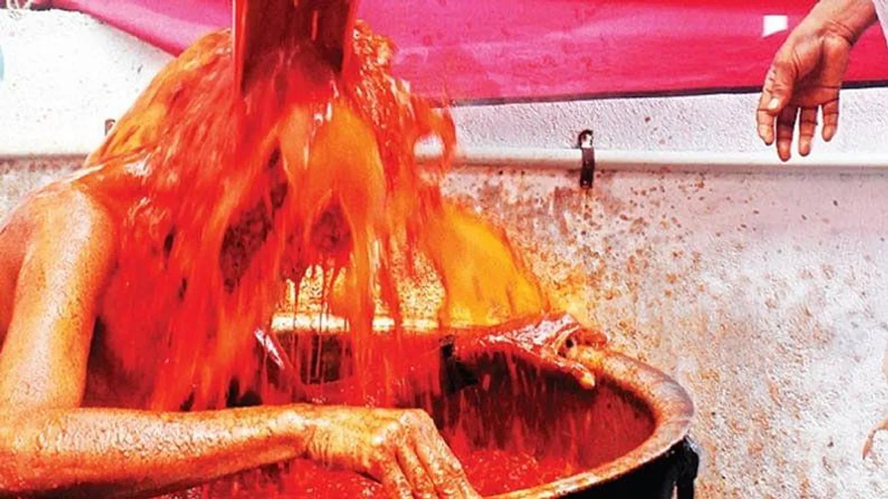 ১০৮ কেজি লঙ্কার গুঁড়োয় স্নান করলেন পুরোহিত