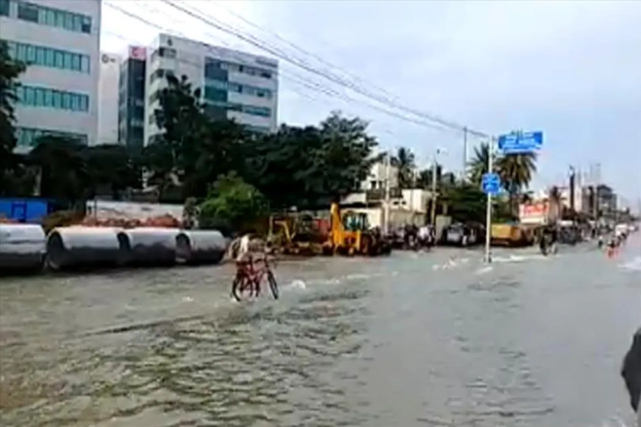 ভারী বৃষ্টিপাতে জলমগ্ন গোটা এলাকা, রইলো ভিডিও