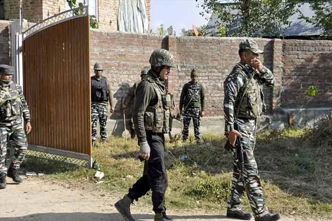 পুলওয়ামায় জঙ্গি হামলায় নিহত পুলিশ, জখম সিআরপিএফ জওয়ান