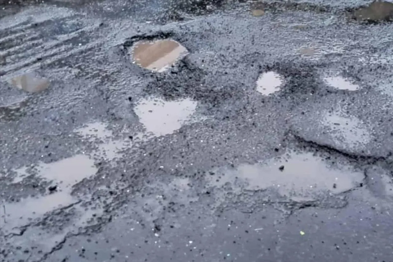 ১০ দিনের মধ্যে ২০০০ খানাখন্দ ভরাট করলো বিএমসি