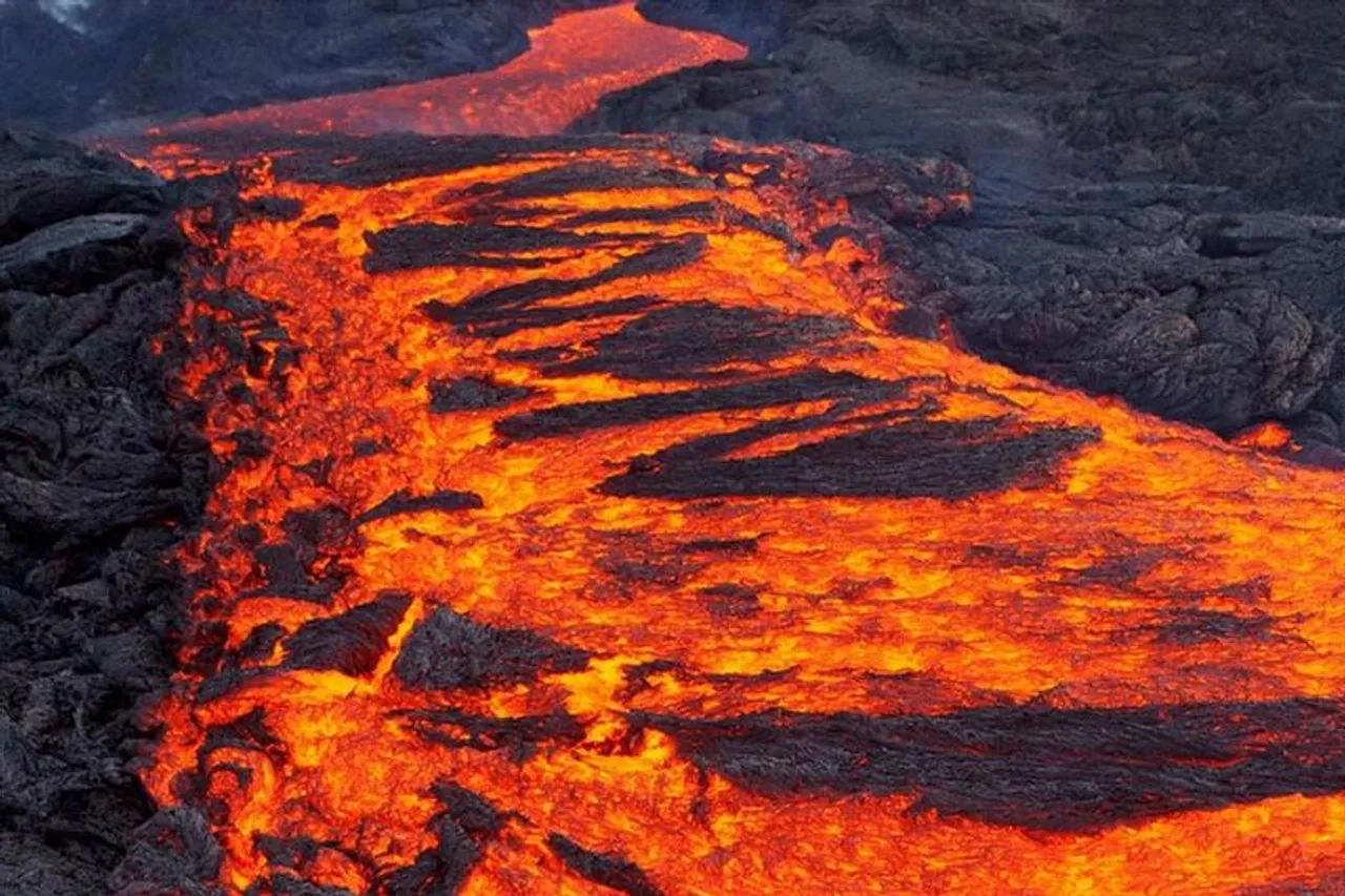 লাভার নদী আপনার মনেও শিহরণ জাগাবে, দেখুন ভিডিও