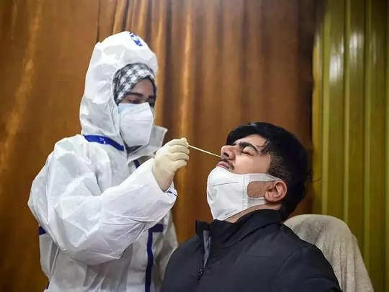 বাংলায় কমছে করোনা সংক্রমণ এবং সংক্রমণ হারও