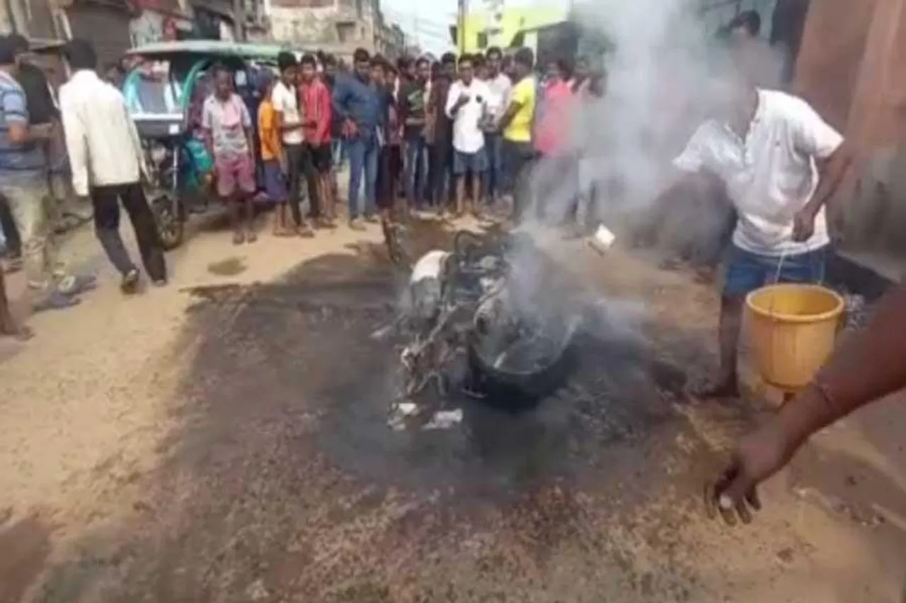 দাউ দাউ করে জ্বলছে বাইক, চাঞ্চল্য এলাকায়