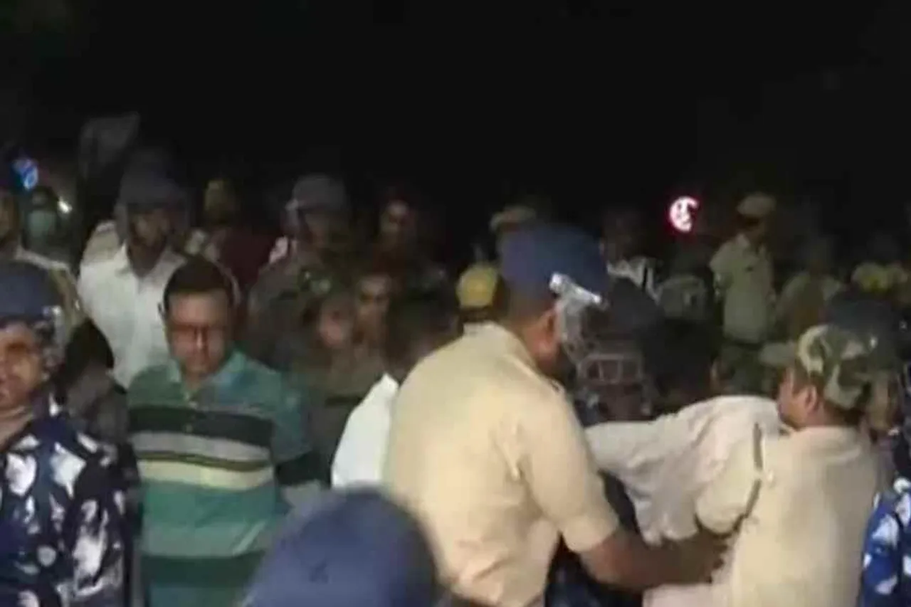 রাতের অন্ধকারে আন্দোলনকারী চাকরিপ্রার্থীদের ওপর চড়াও পুলিশ