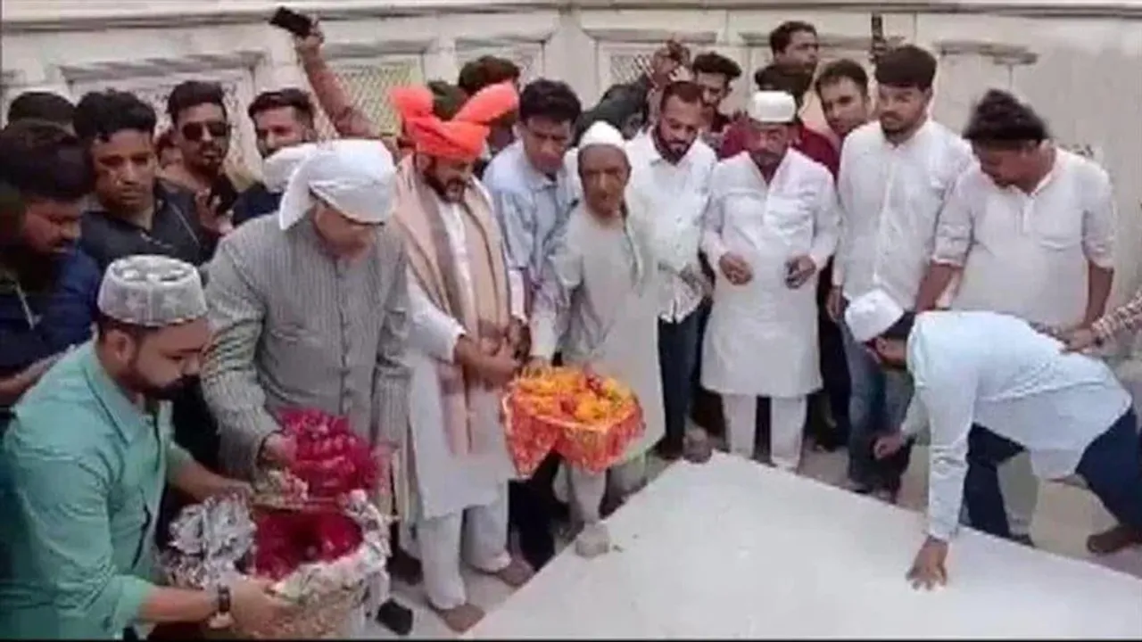 বন্ধ করা হল মুঘল সম্রাট ঔরঙ্গজেবের সমাধিস্থলের দরজা