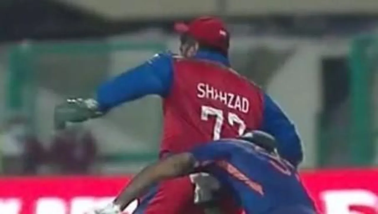 রান নিতে গিয়ে শেহজাদকে গুঁতো হার্দিকের, উঠলো হাসির রোল!