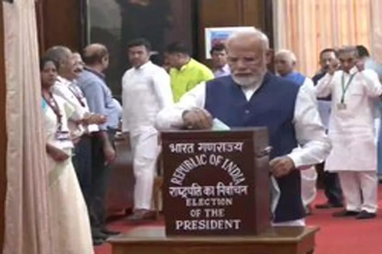 ভোট দিলেন নরেন্দ্র মোদী