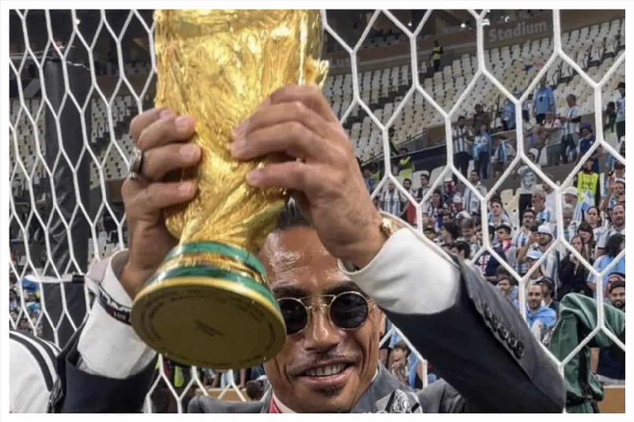 বিশ্বকাপ হাতে নিয়ে বিতর্কে সল্ট বে