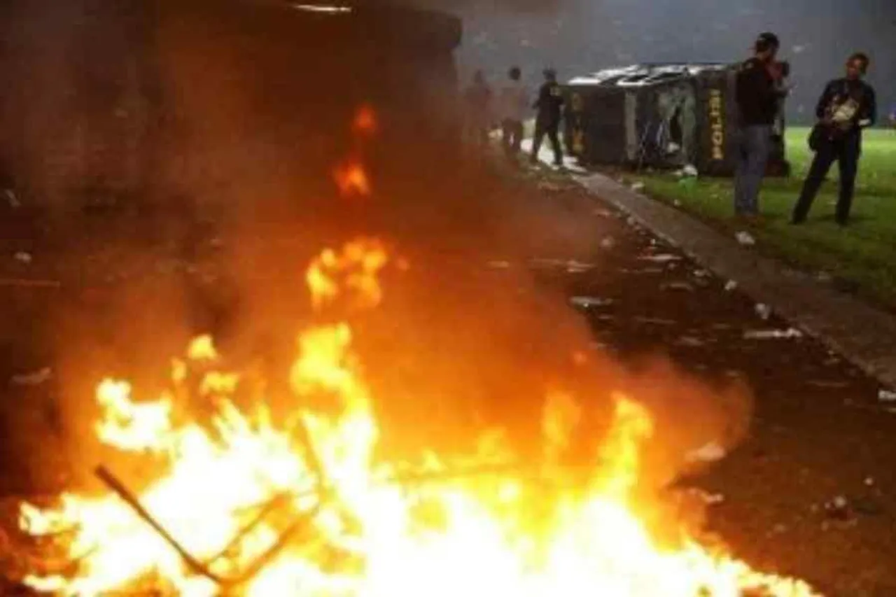 ফুটবল ম্যাচ চলাকালীন গণ-সংঘর্ষ, আগুন জ্বালিয়ে সংঘর্ষ- দেখুন ভিডিও