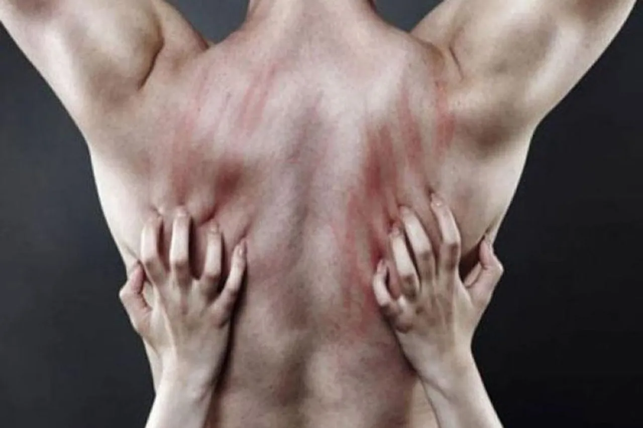 নখ দিয়ে জাঁকড়ে ধরুন