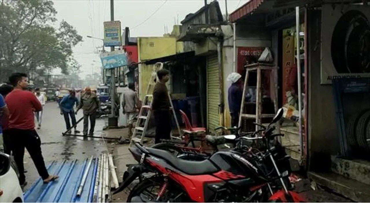 অবৈধ ভাবে রাস্তা আটকে রাখা দোকানপাট সরানোর সময় শেষের পথে