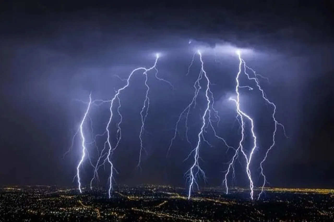 বজ্রপাতে ১০ জনের মৃত্যু হল