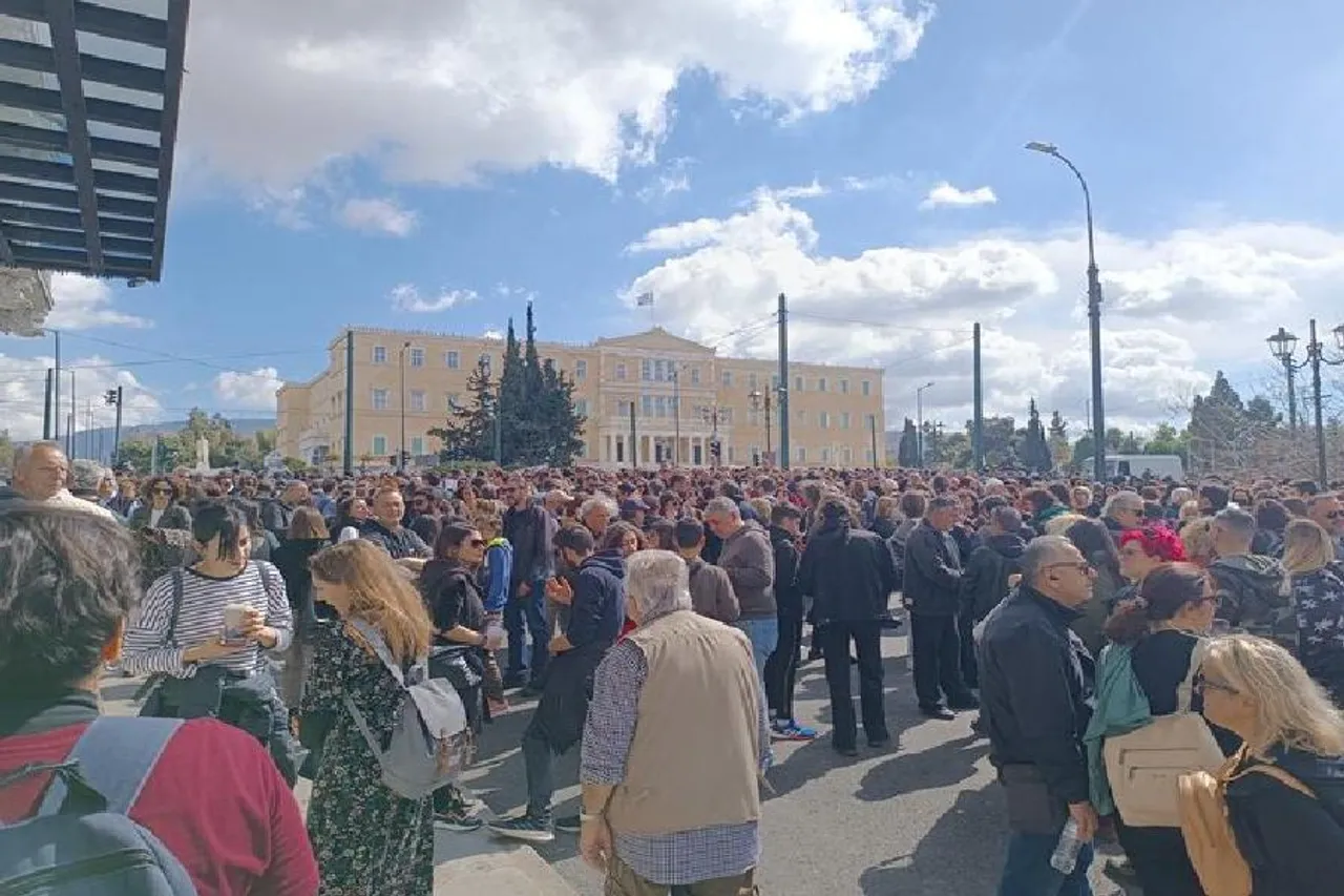 রবিবার গ্রীসের পার্লামেন্টের বাইরে ক্ষোভ ও শোকে বিক্ষোভ দেখালেন হাজার হাজার মানুষ