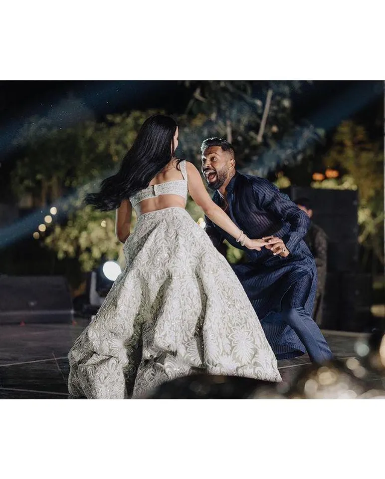 ডান্স ফ্লোরে আগুন ধরালেন হার্দিক-নাতাশা