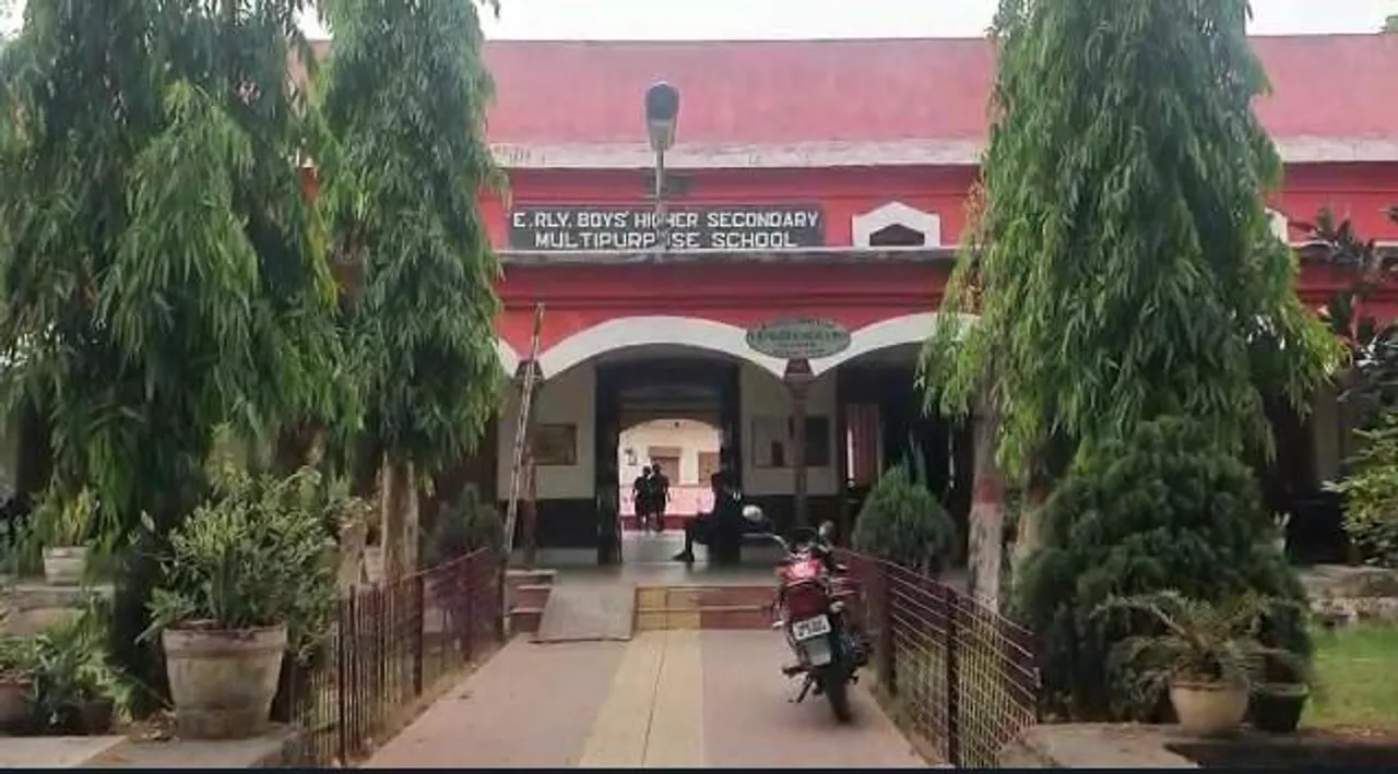 বন্ধ করে দেওয়া হচ্ছে স্কুল, অভিযোগ তুলে বিক্ষোভ অভিভাবকদের